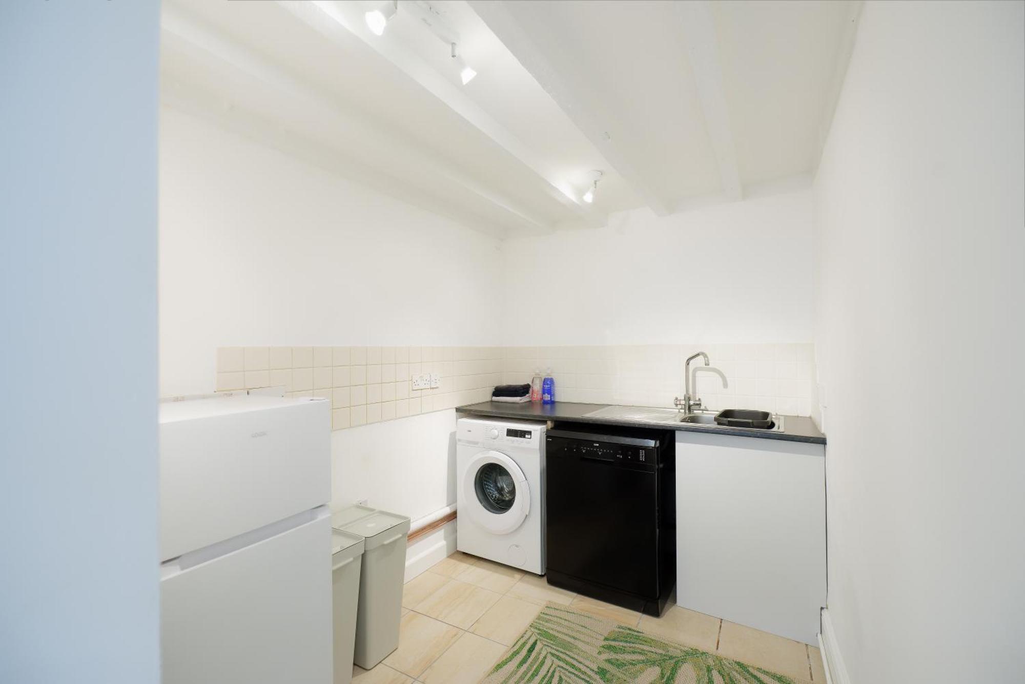 Stayright 3 Bed Home Near Hiking Trails & Parks Llwynypia Zewnętrze zdjęcie